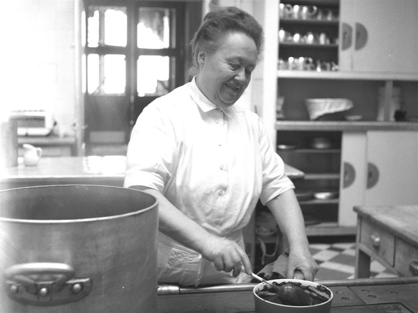 eugenie-brazier-(1895-1977)-dans-son-restaurant-rue-royale-a-lyon-photo-d-archives-le-progres-1517224649